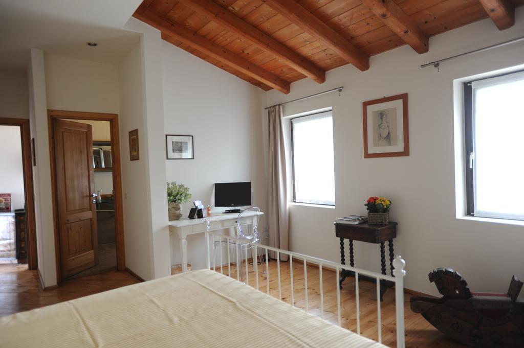 Monte Maino Bed & Breakfast Desenzano del Garda Habitación foto