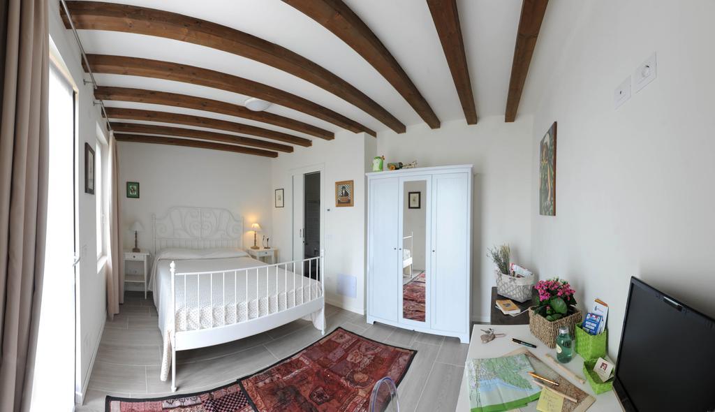 Monte Maino Bed & Breakfast Desenzano del Garda Habitación foto