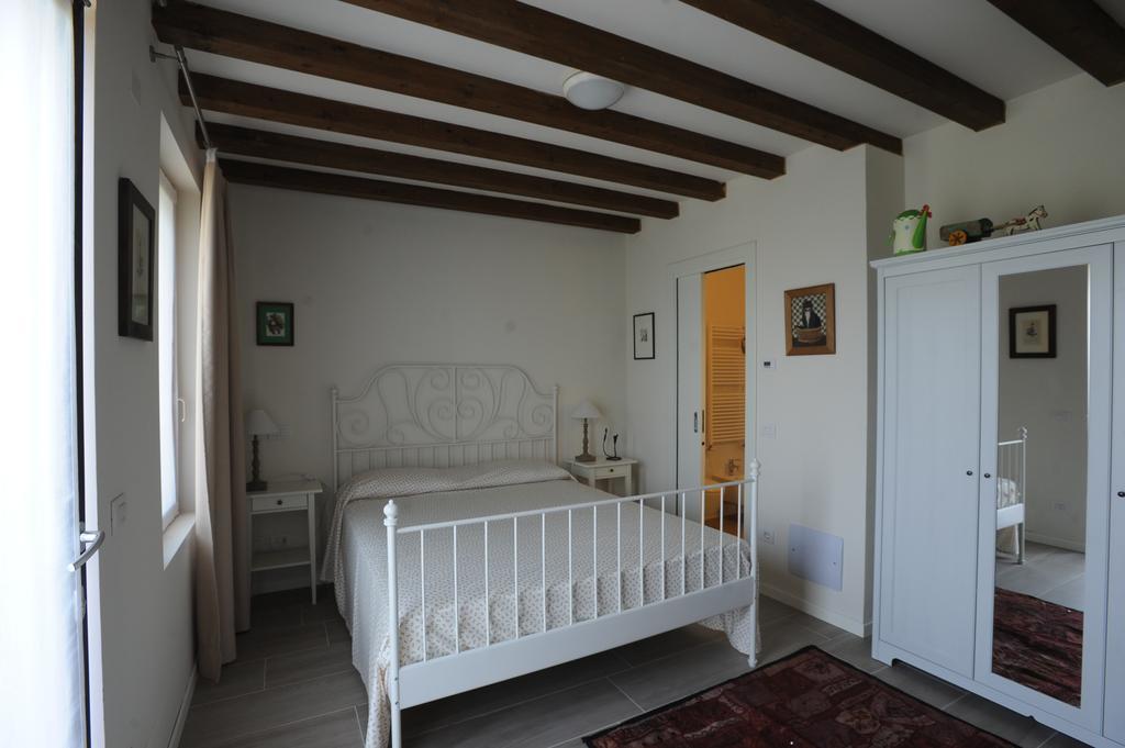 Monte Maino Bed & Breakfast Desenzano del Garda Habitación foto